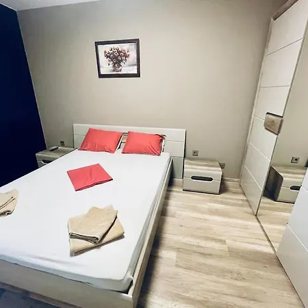 Golden Apartment Warna