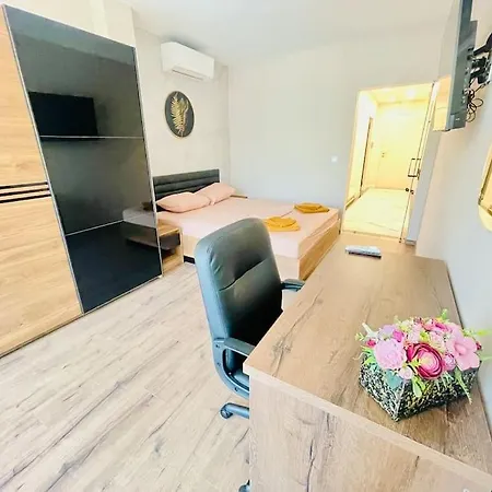 Golden Apartment Warna